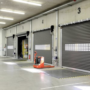 Hörmann lastbryggor är en sofistikerad lösning för att...  Insidan av portarna där lastning och lossning sker, en av fyra portar är öppna.