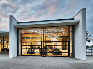 Hörmann industritakskjutportar är resultatet av generationer... Helglasad fasad och port till en bilhall.