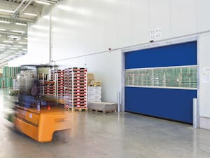 Hörmann snabbrullportar finns som inomhus- och utomhusport... EN truck kör förbi en blå snabbrullport.