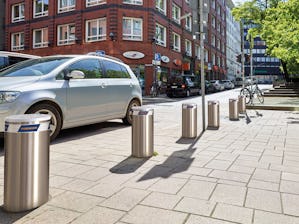 Vill du hindra att obehöriga kör in på din tomt eller ditt... Fasta pollare som håller trafiken ifrån trottoaren.