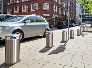 Borttagbar pollare Pollare längs en trottoar som skyddar mot biltrafik.