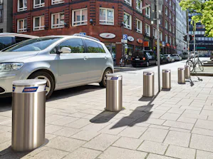 Borttagbar pollare Pollare längs en trottoar som skyddar mot biltrafik.