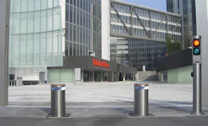 Fast pollare Pollare framför ett torg till en industrifastighet.