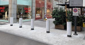 Pollare är en av de mest använda formerna av... pollare i stendekor avskärmar en gågata från bilvägen.