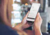 Full säkerhet – när och var som helst Kvinna sitter med en smartphone i handen.