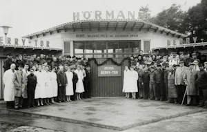 Grunden för dagens företag lades redan på 1950-talet med... Svart-vit bild med Hörmann-anställda framför den första fabriken.