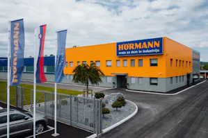 Zgodovina podjetja Hörmann Slovenija Zgodba podjetja Hörmann Slovenija se je začela pred več kot tremi desetletji. Podjetje je bilo ustanovljeno leta 1990 kot Matjaž d.o.o. in je dolga leta delovalo kot generalni zastopnik za nemški...