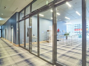 Dvere s otočným krídlom v kombinácii s pohonom dverí... Dvere s otočným krídlom v kombinácii s pohonom dverí ponúkajú bezbariérovosť vo verejných priestoroch, na pracovisku a doma. Pre bezbariérové prechody ponúka Hörmann oceľové protipožiarne dvere, ako...