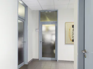 Plne presklené dvere do kancelárií Elegantné a jemne prepracované, a aj napriek tomu stabilné hliníkové vnútorné dvere ES 50 sa odporúčajú pre vnútornú výstavbu s vysokými nárokmi, napríklad v kanceláriách a v administratívnych...