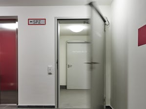 Dvere s otočným krídlom v kombinácii s pohonom dverí... Dvere s otočným krídlom v kombinácii s pohonom dverí ponúkajú bezbariérovosť vo verejných priestoroch, na pracovisku a doma. S automatickými dverami s otočným krídlom ponúka Hörmann riešenie aj pre...