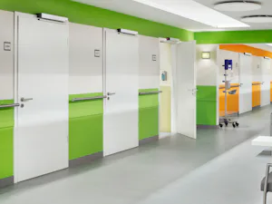 Dvere s otočným krídlom v kombinácii s pohonom dverí...
