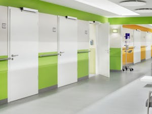 Dvere s otočným krídlom v kombinácii s pohonom dverí... Dvere s otočným krídlom v kombinácii s pohonom dverí ponúkajú bezbariérovosť vo verejných priestoroch, na pracovisku a doma. S automatickými dverami s otočným krídlom ponúka Hörmann riešenie aj pre...