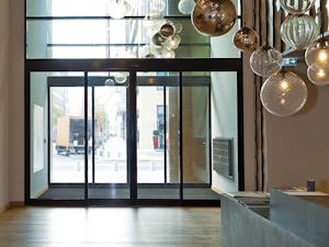 Ako špecialista na zárubne s desiatkami rokov skúseností sa... Ako špecialista na zárubne s desiatkami rokov skúseností sa Hörmann venuje Vašim želaniam a realizuje aj zvláštne riešenia pre každú situáciu na stavbe.
Náš program pre falcované a tupé krídla dverí...