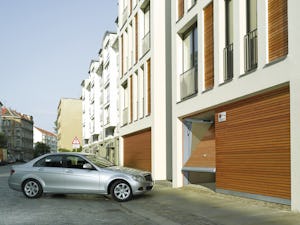 Optimálna hospodárnosť, trvalá prevádzková bezpečnosť a... Optimálna hospodárnosť, trvalá prevádzková bezpečnosť a bezpečnosť osôb, ako aj extrémne pokojný chod, aj pri vysokej frekvencii, sú význačnými vlastnosťami brány pre hromadné garáže.
Vychyľujúca sa...