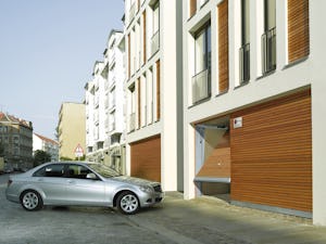 Optimálna hospodárnosť, trvalá prevádzková bezpečnosť a... Optimálna hospodárnosť, trvalá prevádzková bezpečnosť a bezpečnosť osôb, ako aj extrémne pokojný chod, aj pri vysokej frekvencii, sú význačnými vlastnosťami brány pre hromadné garáže.
Vychyľujúca sa...