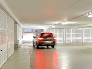 Optimálna hospodárnosť, trvalá prevádzková bezpečnosť a... Optimálna hospodárnosť, trvalá prevádzková bezpečnosť a bezpečnosť osôb, ako aj extrémne pokojný chod, aj pri vysokej frekvencii, sú význačnými vlastnosťami brány pre hromadné garáže.
Vychyľujúca sa...