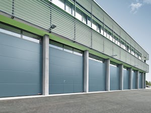 Sekcionálne brány sa otvárajú zvislo a vytvárajú tým miesto... Sekcionálne brány sa otvárajú zvislo a vytvárajú tým miesto pred a za bránou. Články brány sa odstavujú na plocho pod strop, zvislo nad otvor alebo so sledovaním sklonu strechy. Sekcionálne brány...