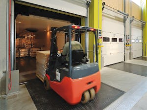 Nakladacie mostíky Hörmann sú premyslenými riešeniami na... Nakladacie mostíky Hörmann sú premyslenými riešeniami na presné vyrovnanie rozdielu medzi rôznymi ložnými plochami nákladných automobilov a nakladacími rampami. Náklad je takto možné naložiť do...