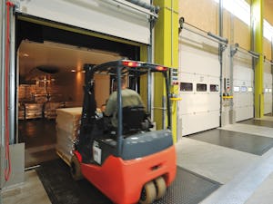 Nakladacie mostíky Hörmann sú premyslenými riešeniami na... Nakladacie mostíky Hörmann sú premyslenými riešeniami na presné vyrovnanie rozdielu medzi rôznymi ložnými plochami nákladných automobilov a nakladacími rampami. Náklad je takto možné naložiť do...