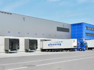 Predsadené komory sa umiestňujú pred halu. To znamená: halu... Predsadené komory sa umiestňujú pred halu. To znamená: halu plne využiť až k vonkajším stenám. Predsadené komory Hörmann sú dobrým rozhodnutím vždy vtedy, keď haly nedovoľujú inštaláciu vnútorných...