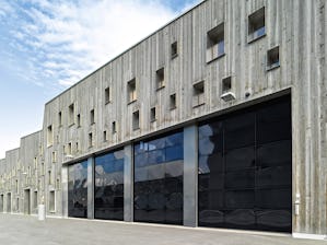 Priestorovo úsporné bránové systémy sa vďaka rôznym typom... Priestorovo úsporné bránové systémy sa vďaka rôznym typom kovania prispôsobia každej priemyselnej stavbe. To umožňuje bezpečnosť plánovania pri novostavbách a renováciách. Firma Hörmann Vám ponúka...