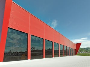 Priestorovo úsporné bránové systémy sa vďaka rôznym typom... Priestorovo úsporné bránové systémy sa vďaka rôznym typom kovania prispôsobia každej priemyselnej stavbe. To umožňuje bezpečnosť plánovania pri novostavbách a renováciách. Firma Hörmann Vám ponúka...