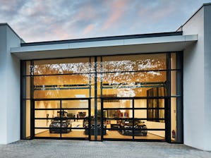 Priestorovo úsporné bránové systémy sa vďaka rôznym typom... Priestorovo úsporné bránové systémy sa vďaka rôznym typom kovania prispôsobia každej priemyselnej stavbe. To umožňuje bezpečnosť plánovania pri novostavbách a renováciách. Firma Hörmann Vám ponúka...