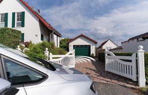 Až s diaľkovo ovládaným pohonom sa Vaša vjazdová brána stane... Až s diaľkovo ovládaným pohonom sa Vaša vjazdová brána stane komfortnou. Tak, ako sa očakáva. Samozrejme by to nemal byť hocijaký pohon, ale kvalitný výrobok, na ktorý sa môžete každý deň spoľahnúť;...