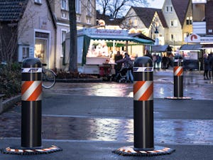 Či už ide o jarné mestské slávnosti, o letné festivaly alebo... Či už ide o jarné mestské slávnosti, o letné festivaly alebo o zimné vianočné trhy: Vďaka certifikovaným mobilným zábranám Hörmann si zaistite príjazdové cesty k miestam rôznych podujatí na voľných...