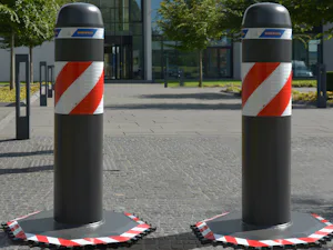 Mobilné zábrany OktaBlock zaisťujú príjazdové cesty a... Mobilné zábrany OktaBlock zaisťujú príjazdové cesty a prístupy na miesta konania podujatí. Jednou z najdôležitejších charakteristík je osemhranná základná doska so zúbkovaným okrajom. V prípade nárazu...