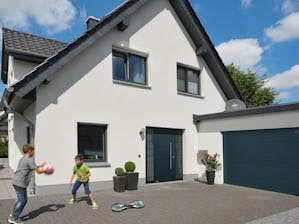 Zaistite si nielen prvotriednu odolnosť a udržateľnosť, ale... Zaistite si nielen prvotriednu odolnosť a udržateľnosť, ale aj moderný dizajn. Vyberte si z bohatej ponuky domových dverí od Hörmann.
V porovnaní s plastovými dverami ponúkajú dvere od Hörmann...