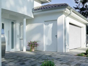 Je úplne jedno, či ide o novostavbu alebo modernizáciu,... Je úplne jedno, či ide o novostavbu alebo modernizáciu, spoločnosť Hörmann Vám pre každú oblasť domu správne dvere. Či už bezpečnostné dvere do pivnice alebo pre vstup do garáže, dvere brániace ohňu...