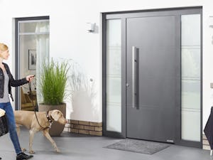 Vaše nové domové dvere majú byť niečím mimoriadnym. Majú sa... Vaše nové domové dvere majú byť niečím mimoriadnym. Majú sa hodiť ku štýlu vášho domu, majú byť reprezentatívne a tým prezentovať váš dobrý vkus. Vaše domové dvere však majú tiež spĺňať vysoké...