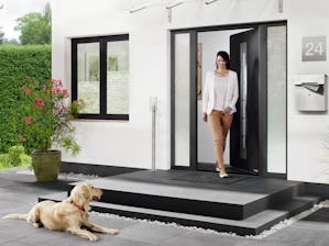 Vaše nové domové dvere majú byť niečím mimoriadnym. Majú sa... Vaše nové domové dvere majú byť niečím mimoriadnym. Majú sa hodiť ku štýlu vášho domu, majú byť reprezentatívne a tým prezentovať váš dobrý vkus. Vaše domové dvere však majú tiež spĺňať vysoké...