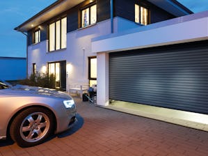 Rolovacie brány a stropné rolovacie brány sa otvárajú zvislo... Rolovacie brány a stropné rolovacie brány sa otvárajú zvislo a nezaberajú takmer žiadne miesto v garáži. Vďaka ich princípu konštrukcie je k dispozícii maximálny priestor v garáži a pred...