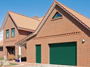 Vedľajšie dvere sú vždy veľmi praktické na rýchle... Vedľajšie dvere sú vždy veľmi praktické na rýchle vytiahnutie predmetov z garáže bez toho, aby sa musela otvárať brána. Alebo keď druhé vozidlo parkuje pred bránou z dôvodu iba krátkeho vjazdu do...