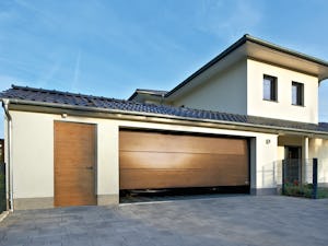 Garážová sekcionálna brána, prelis L Vedľajšie dvere sú vždy veľmi praktické na rýchle vytiahnutie predmetov z garáže bez toho, aby sa musela otvárať brána. Alebo keď druhé vozidlo parkuje pred bránou z dôvodu iba krátkeho vjazdu do...