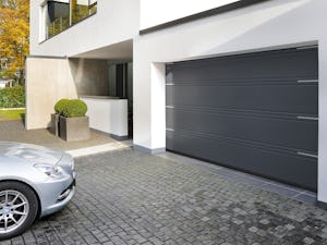 Elegantné automatické sekcionálne brány sa otvárajú zvislo... Elegantné automatické sekcionálne brány sa otvárajú zvislo nahor. Takto je zaručený zisk miesta v garáži a pred garážou - a celý prejazd ostáva voľný. Sekcionálne brány sa hodia vždy - nezáleží na...