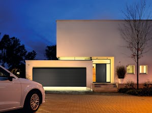 Kto už by rád vystupoval z auta v zlom počasí alebo... Kto už by rád vystupoval z auta v zlom počasí alebo uprostred noci iba na to, aby otvoril garáž. S pohonom garážovej brány Hörmann máte vždy "zelenú", pretože Vašu garážovú bránu a bránu do dvora...