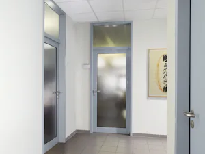 Plne presklené dvere do kancelárií Elegantné a jemne prepracované, a aj napriek tomu stabilné hliníkové vnútorné dvere ES 50 sa odporúčajú pre vnútornú výstavbu s vysokými nárokmi, napríklad v kanceláriách a v administratívnych...