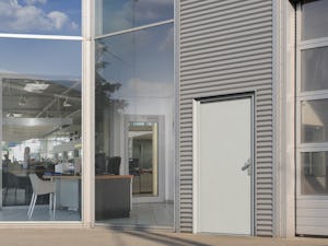 Od robustných vnútorných dverí, bezpečných dverí do bytu a... Od robustných vnútorných dverí, bezpečných dverí do bytu a plne presklených dverí do kancelárií, až po termicky oddelené vonkajšie dvere ponúka Hörmann rozsiahly program s rozmanitými variantmi farieb...