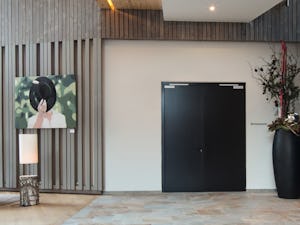 Oceľové brány od spoločnosti Hörmann spĺňajúmultifunkčné... Oceľové brány od spoločnosti Hörmann spĺňajúmultifunkčné požiadavkya môžu sa používať v interiéri aj exteriéri. Poskytujú požadovanéochranu proti požiaru a dymua sú tiežodolné proti vlámaniua...