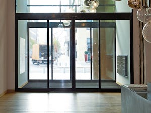 Ako špecialista na zárubne s desiatkami rokov skúseností sa... Ako špecialista na zárubne s desiatkami rokov skúseností sa Hörmann venuje Vašim želaniam a realizuje aj zvláštne riešenia pre každú situáciu na stavbe. Náš program pre falcované a tupé krídla dverí...