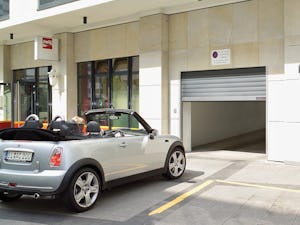 Optimálna hospodárnosť, trvalá prevádzková bezpečnosť a... Optimálna hospodárnosť, trvalá prevádzková bezpečnosť a bezpečnosť osôb, ako aj extrémne pokojný chod, aj pri vysokej frekvencii, sú význačnými vlastnosťami brány pre hromadné garáže.
Vychyľujúca sa...