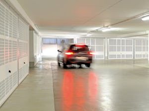 Optimálna hospodárnosť, trvalá prevádzková bezpečnosť a... Optimálna hospodárnosť, trvalá prevádzková bezpečnosť a bezpečnosť osôb, ako aj extrémne pokojný chod, aj pri vysokej frekvencii, sú význačnými vlastnosťami brány pre hromadné garáže.
Vychyľujúca sa...