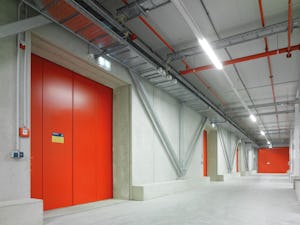 Pre všetky oblasti objektov dodáva Hörmann podľa požiarneho... Pre všetky oblasti objektov dodáva Hörmann podľa požiarneho zaťaženia spoľahlivé riešenia posuvných brán primerané z hľadiska prevádzky a rizika, v 1-krídlovom a 2-krídlovom vyhotovení. Protipožiarne...