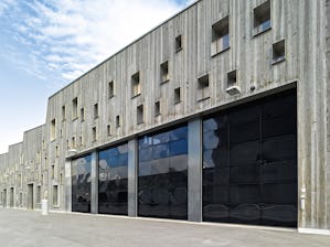 Priestorovo úsporné bránové systémy sa vďaka rôznym typom... Priestorovo úsporné bránové systémy sa vďaka rôznym typom kovania prispôsobia každej priemyselnej stavbe. To umožňuje bezpečnosť plánovania pri novostavbách a renováciách. Firma Hörmann Vám ponúka...