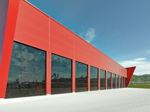 Priestorovo úsporné bránové systémy sa vďaka rôznym typom... Priestorovo úsporné bránové systémy sa vďaka rôznym typom kovania prispôsobia každej priemyselnej stavbe. To umožňuje bezpečnosť plánovania pri novostavbách a renováciách. Firma Hörmann Vám ponúka...