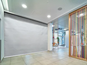 FlexFire od spoločnosti Hörmann je textilný protipožiarny... FlexFire od spoločnosti Hörmann je textilný protipožiarny záves na použitie pri výstavbe objektov a v priemyselnej oblasti. V prípade požiaru je pomocou neho možné zatvoriť veľké otvory v priebehu...