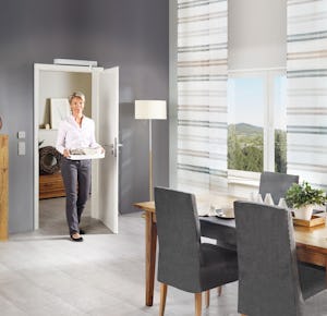 Pomocou pohonu dverí Hörmann PortaMatic je možné otvorenie a... Pomocou pohonu dverí Hörmann PortaMatic je možné otvorenie a zatvorenie drevených a oceľových vnútorných dverí realizovať celkom jednoducho automaticky prostredníctvom ručného vysielača alebo...